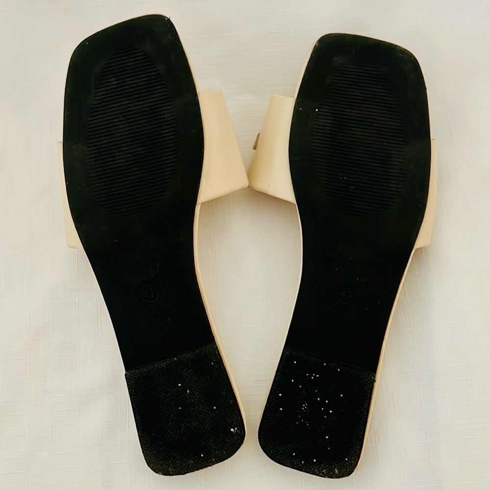 JXXY~Cream Slides with Gold Chain - Picture 7 of 8